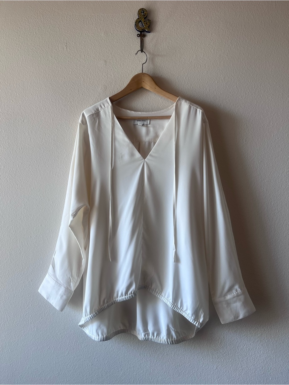 Banana Republic Cream V-Neck Tie Front Long Sleeve Blouse